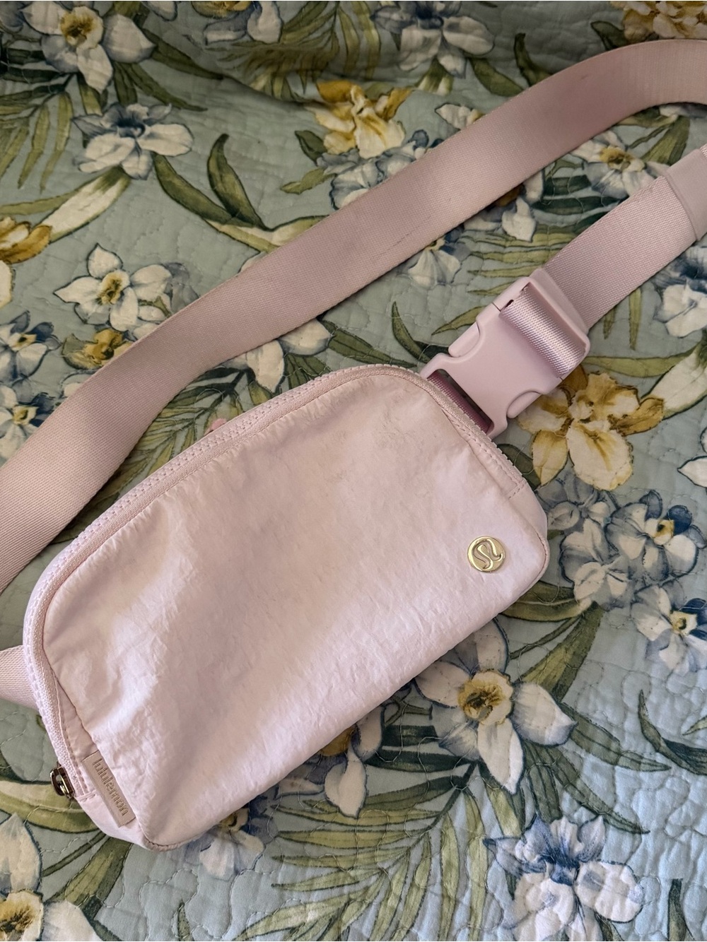 lululemon Pale Pink Everywhere Belt Bag with Gold Logo 1L - Picture 2 of 8